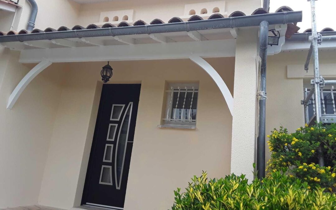 💬 Le mot de Charles, technicien conseil chez Dordogne Isol Confort : « Après l’hiver, les façades de nos maisons en Dordogne ont pris un coup de fatigue : mousses, fissures, peinture qui s’écaille… Un ravalement ou simplement un nettoyage adapté leur redonne une seconde jeunesse ! » Exemplaire